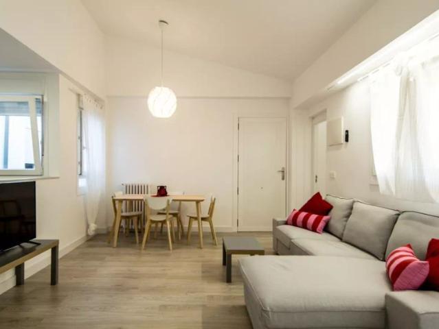 Room for rent in a 4 bedroom apartment in Zaragoza