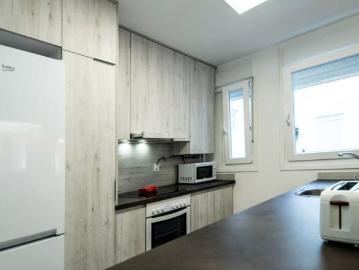 Room for rent in a 4 bedroom apartment in Zaragoza