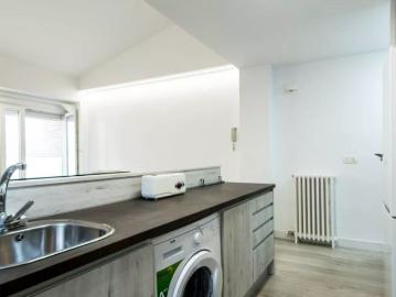 Room for rent in a 4 bedroom apartment in Zaragoza