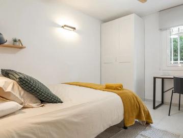 Room for rent in a 4 bedroom apartment in Sant Cugat del Vallès