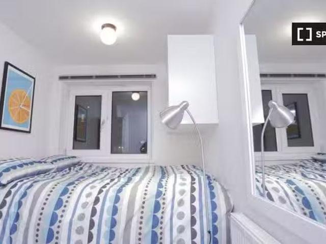 Room for rent in a 4 Bedroom Apartment in Stratford, London