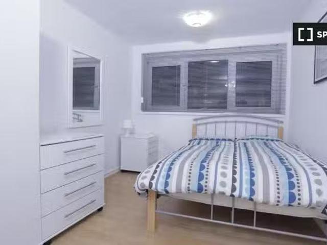 Room for rent in a 4 Bedroom Apartment in Stratford, London