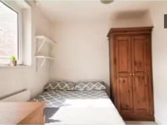 Room for rent in a 4 bedroom houseshare in Angel, London