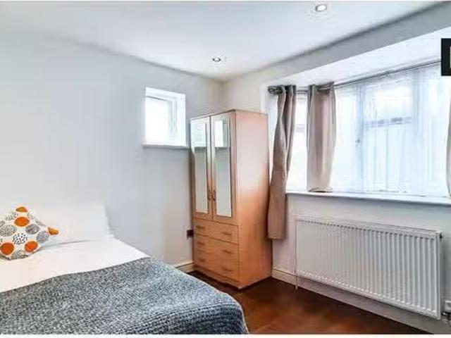 Room for rent in a 4 bedrooms flat in Streatham, London