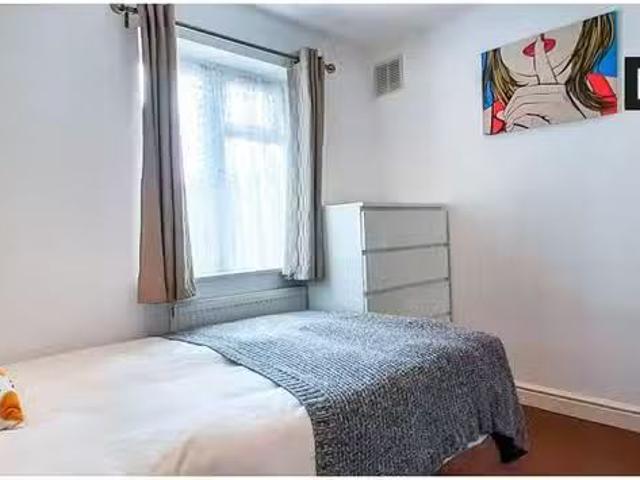 Room for rent in a 4 bedrooms flat in Streatham, London