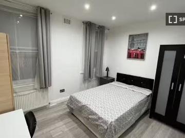 Room for rent in a 5 bedroom flatshare in Clapham