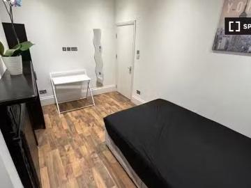 Room for rent in a 5 bedroom flatshare in Clapham