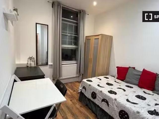 Room for rent in a 5 bedroom flatshare in Clapham