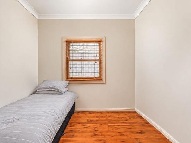 ROOM FOR RENT IN A COMFORTABLE & AFFORDABLE BOARDING HOUSE