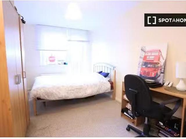 Room for rent in apartment in Bromley By Bow, London
