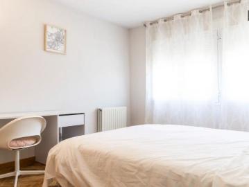 Room for rent in shared 3 bedroom apartment in Madrid