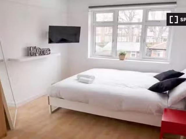 Room for rent in shared apartment in London