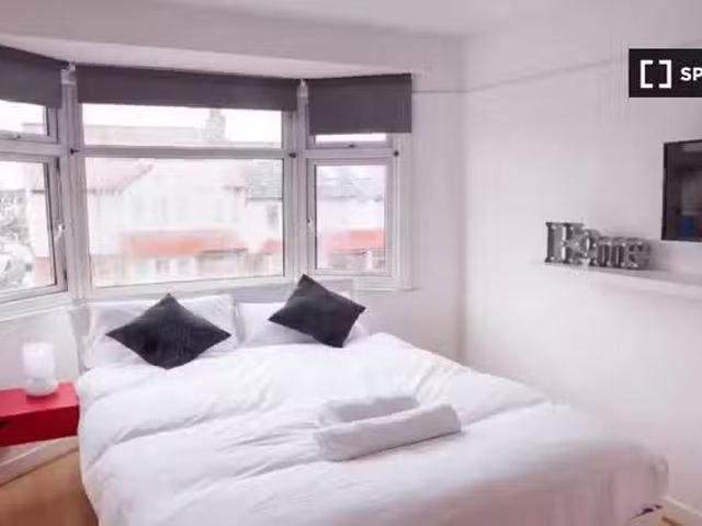 Room for rent in shared apartment in London