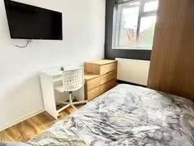 Room for rent in shared apartment in London