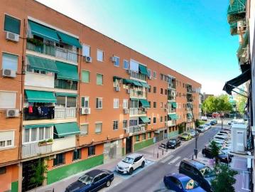 Room for rent in shared apartment in Madrid