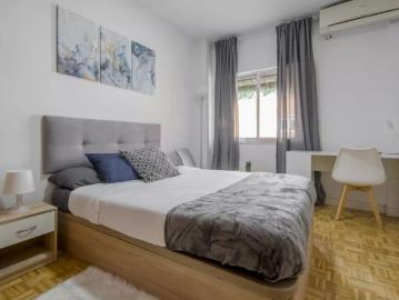 Room for rent in shared apartment in Madrid