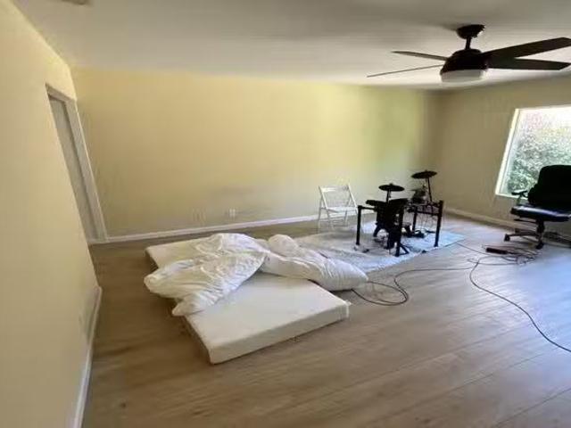 Room for rent in Tarzana