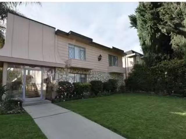 Room for rent in Valley Village