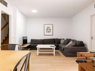 Room for rent in 12 bedroom shared apartment in Madrid!