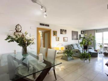Room for rent in 2 bedroom apartment in Badalona