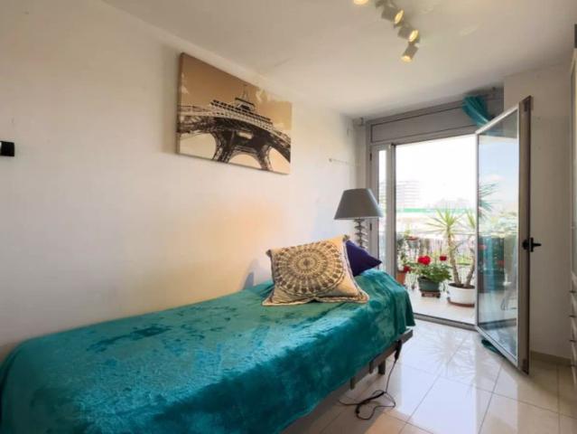 Room for rent in 2 bedroom apartment in Badalona