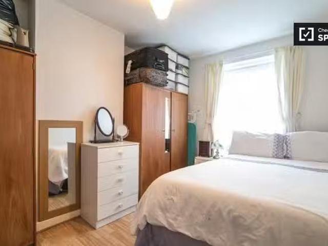 Room for rent in 2 bedroom apartment in Lewisham, London