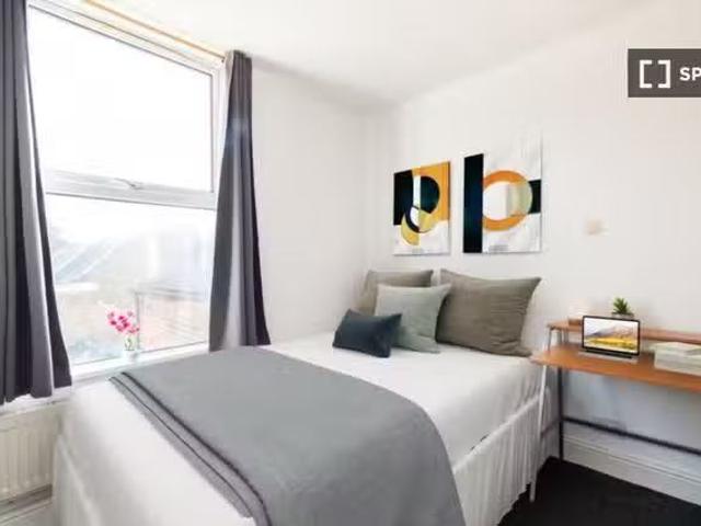 Room for rent in 3 bedroom apartment in Battersea, London