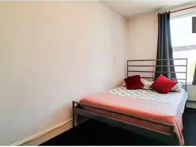 Room for rent in 3 bedroom apartment in Battersea, London
