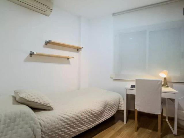 Room for rent in 3 bedroom apartment in Barcelona