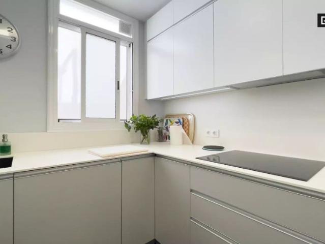 Room for rent in 3 bedroom apartment in Barcelona