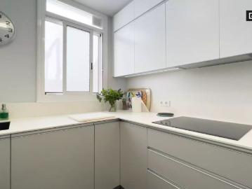 Room for rent in 3 bedroom apartment in Barcelona
