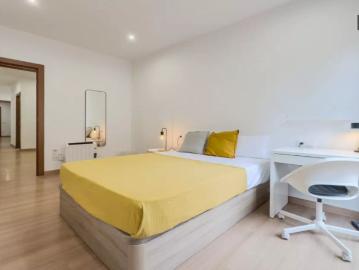 Room for rent in 3 bedroom apartment in Barcelona