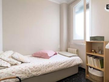 Room for rent in 3 bedroom apartment in Barcelona