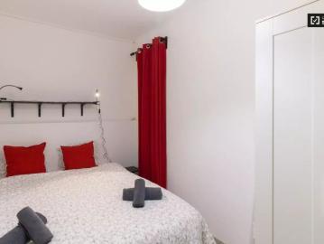 Room for rent in 3 bedroom apartment in Barcelona