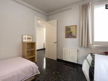 Room for rent in 3 bedroom apartment in Barcelona