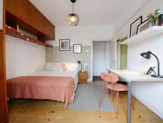 Room for rent in 3 bedroom apartment in Bilbao