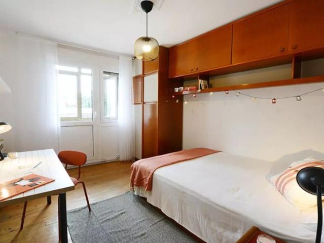 Room for rent in 3 bedroom apartment in Bilbao