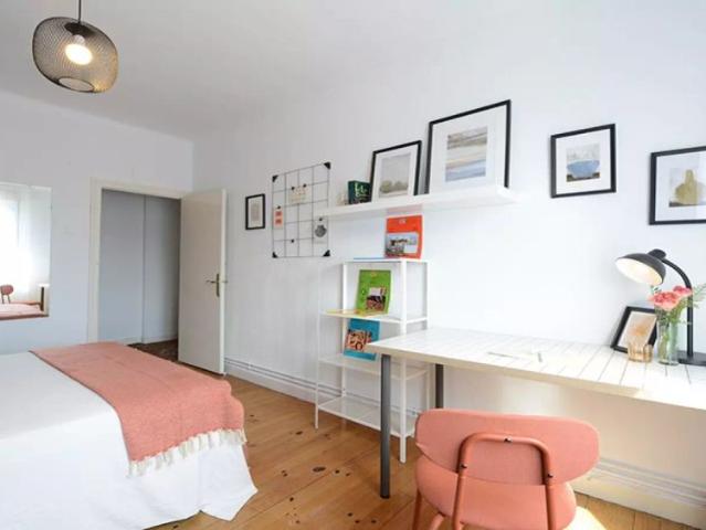 Room for rent in 3 bedroom apartment in Bilbao