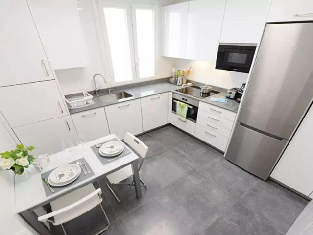 Room for rent in 3 bedroom apartment in Bilbao