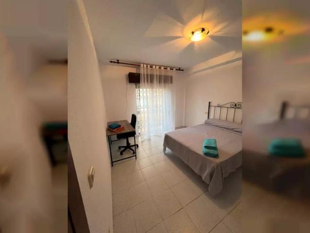 Room for rent in 3 bedroom apartment in El Zapillo