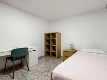 Room for rent in 3 bedroom apartment in Horta