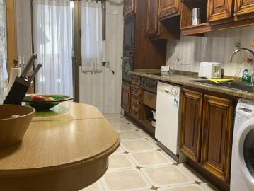 Room for rent in 3 bedroom apartment in Old Town, Zaragoza. Only females