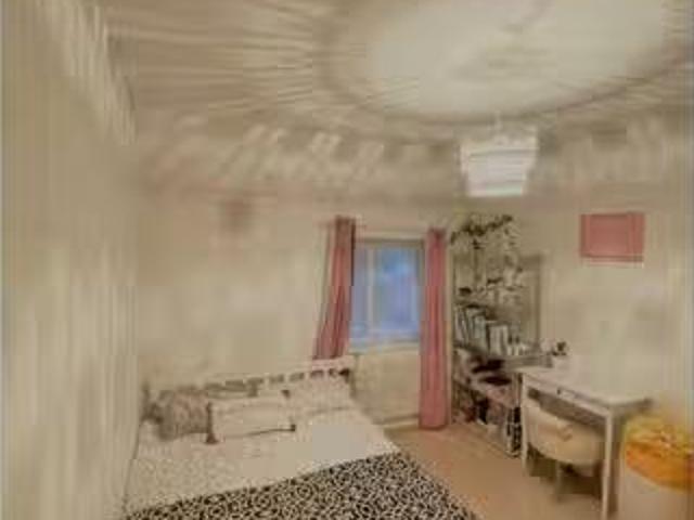 Room for rent in 3 bedroom apartment in London