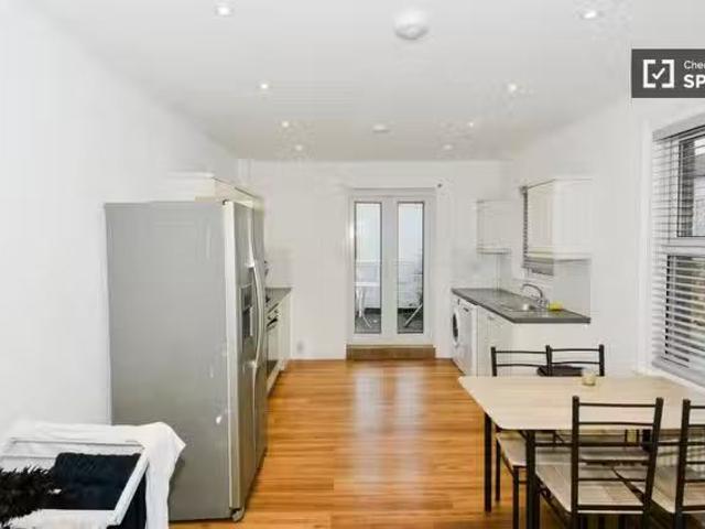 Room for rent in 3 bedroom apartment in London