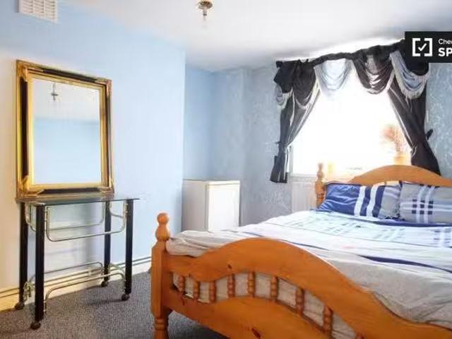 Room for rent in 3 bedroom apartment in Lambeth, London