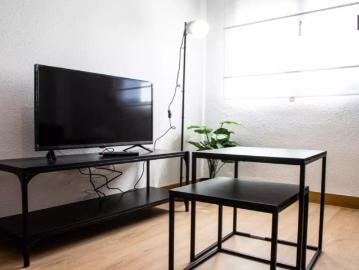 Room for rent in 3 bedroom apartment in Numancia