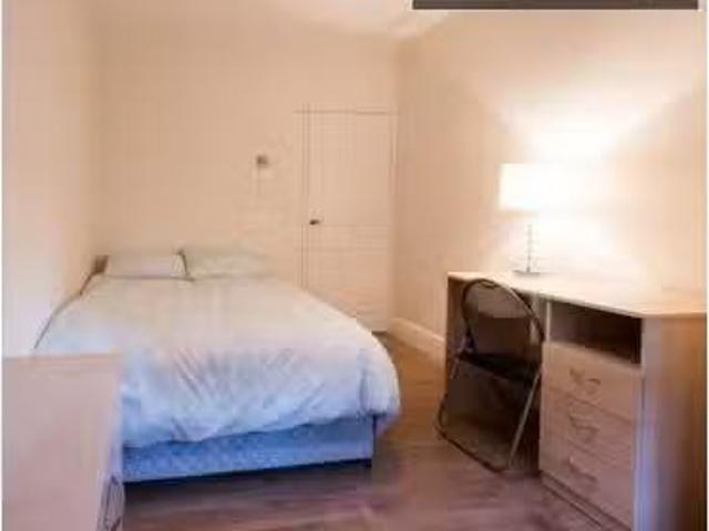 Room for rent in 3 bedroom apartment in Southwark, London