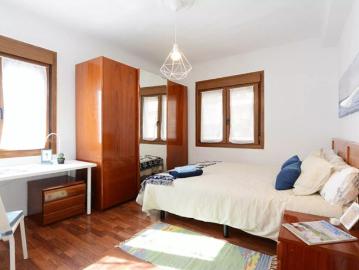 Room for rent in 3 bedroom apartment in Santutxu