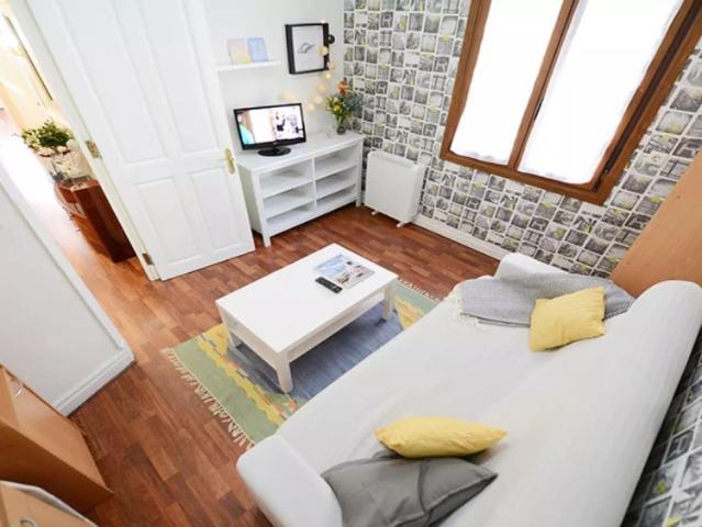 Room for rent in 3 bedroom apartment in Santutxu