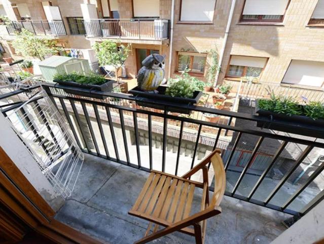 Room for rent in 3 bedroom apartment in Santutxu